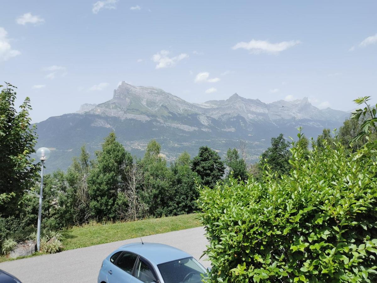 - Combloux