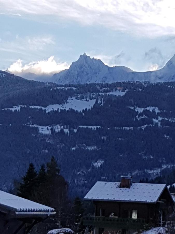 - * Combloux